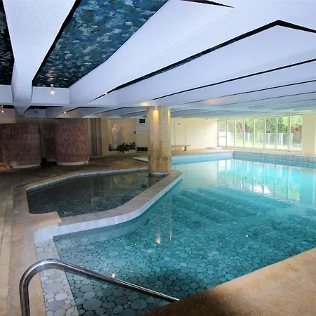 Cozy Studio Equipped With Indoor Heated Pool In Standing